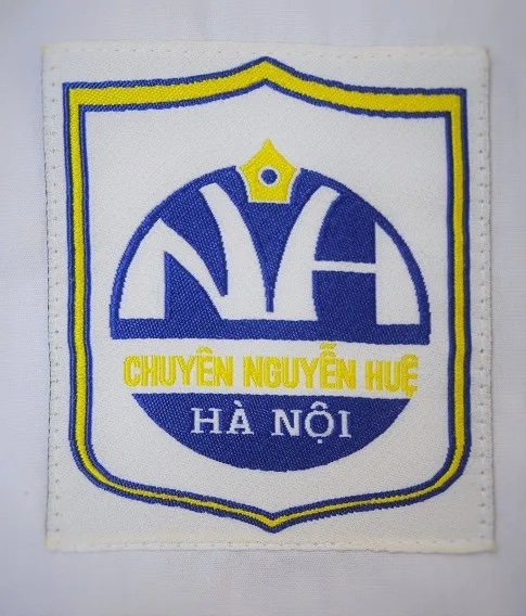 Logo trên áo đồng phục HS trường THPT Chuyên Nguyễn Huệ - Hà Đông (Ảnh: CNH Spotlight)
