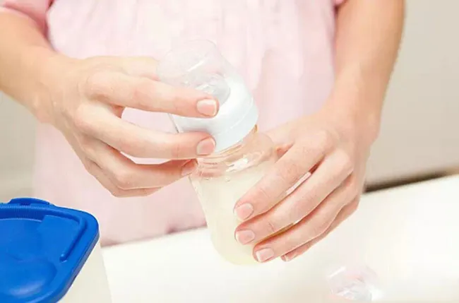 Pha sữa bằng nước quá nóng sẽ làm hỏng hết dưỡng chất có trong sữa bé đó mẹ.