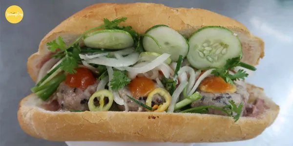 Bánh mì trứng muối xíu mại ăn cực thích