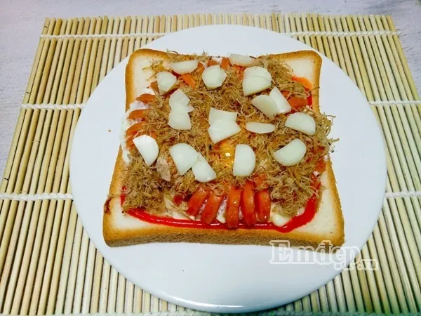 15 phút làm bánh sandwich kẹp trứng xúc xích ngon tuyệt cho bữa sáng cuối tuần