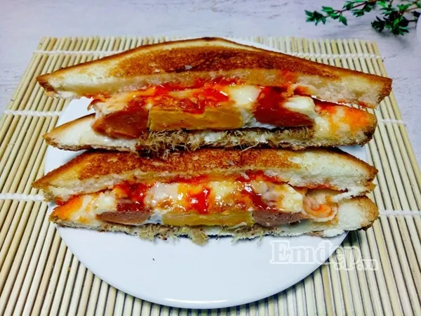 15 phút làm bánh sandwich kẹp trứng xúc xích ngon tuyệt cho bữa sáng cuối tuần