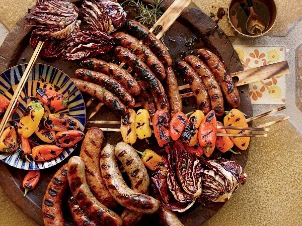 Xúc xích (tên tiếng Anh là sausage) là một trong các loại thực phẩm lâu đời nhất. 