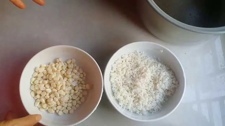 Đổ gạo nếp và ngô nếp tách vào nồi cơm điện