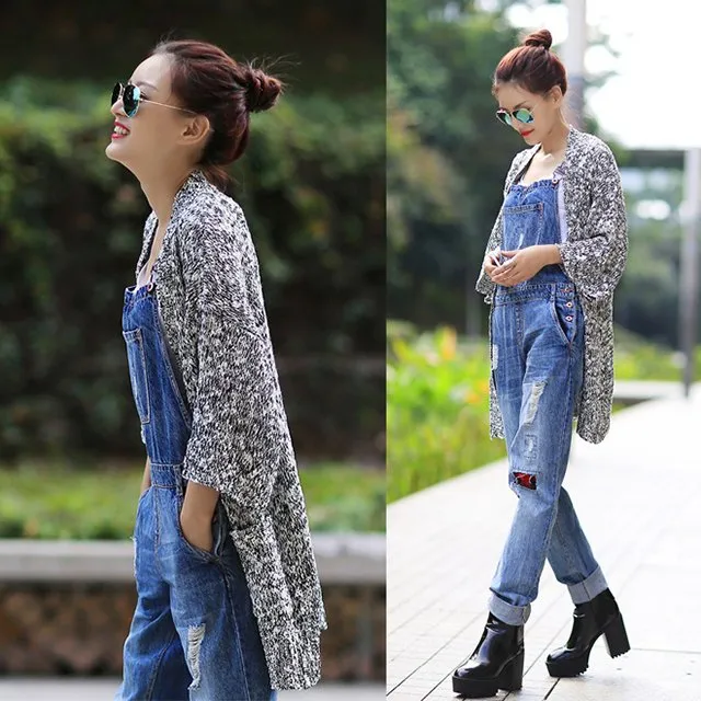 Phối giày boot với cardigan dáng dài và quần yếm