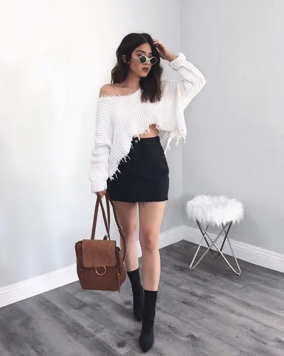 Cực trẻ trung với chân váy và boot cổ lửng cùng tông đen, mix nhẹ nhàng cùng áo len croptop màu trắng!