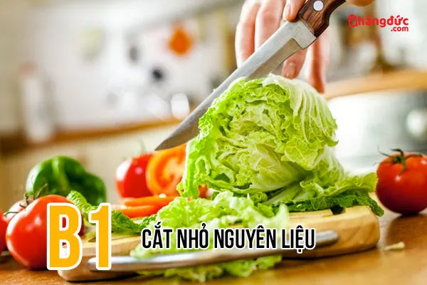 Bước 1: Cắt nhỏ nguyên liệu