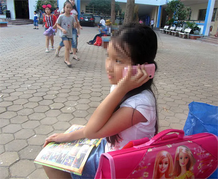 Học sinh tiểu học có nên sử dụng điện thoại không