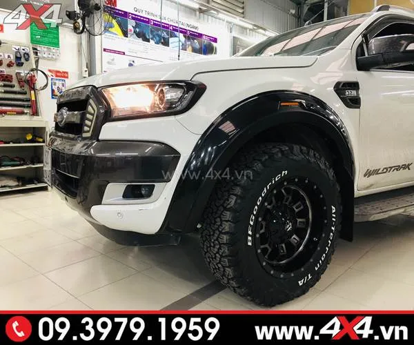 Lốp xe bán tải: Chiếc xe bán tải Ford Ranger màu trắng lên lốp AT BF goodrich cực đẹp và bắt mắt