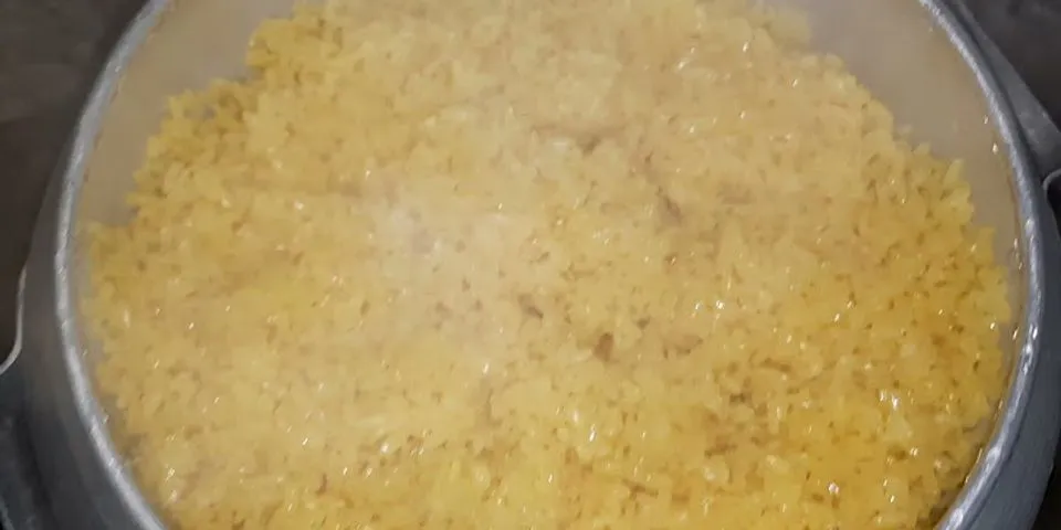 Cách nấu xôi nghệ vàng bằng nồi cơm điện