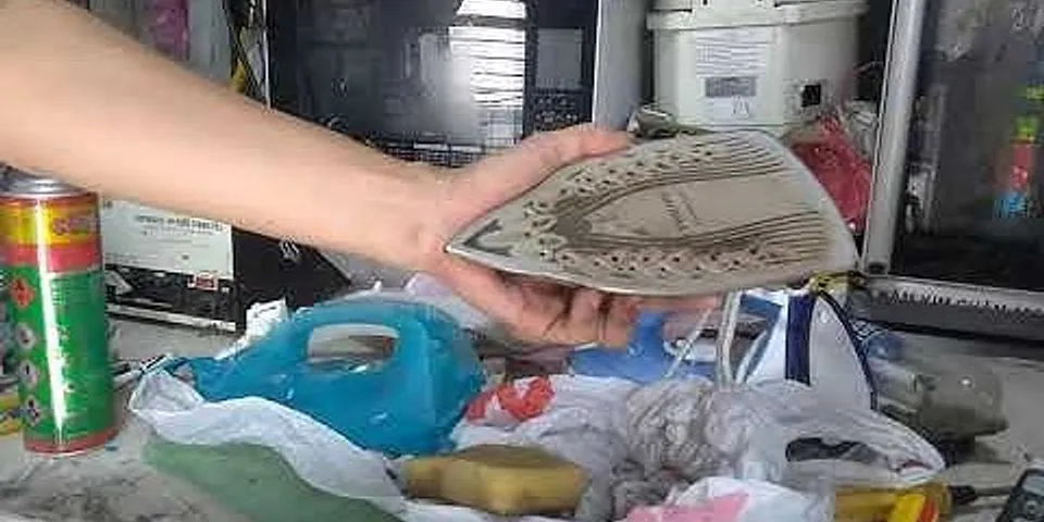 Cách vệ sinh bàn ủi hơi nước Philips