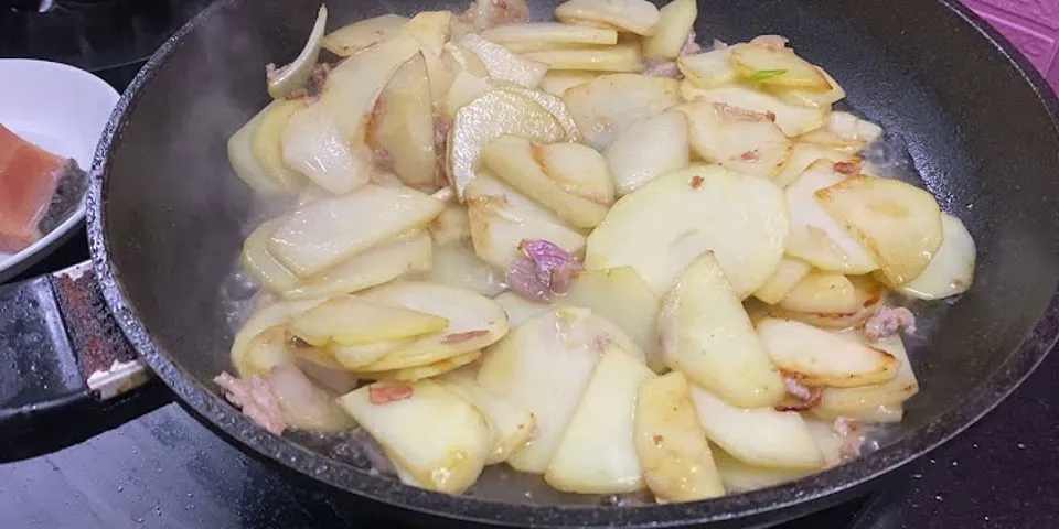 Cách xào khoai tây với thịt băm