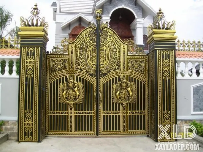 Mẫu trụ cổng nhà đẹp theo phong cách thiết kế hoàng gia